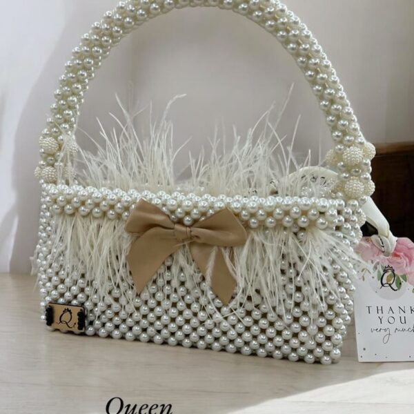 Bag – Pearl Beads with a Luxurious Feather Touch
