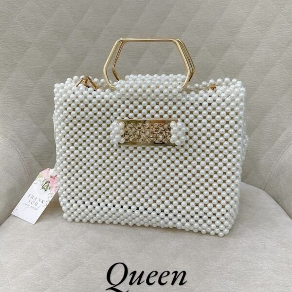 A pearl of elegance with gold details